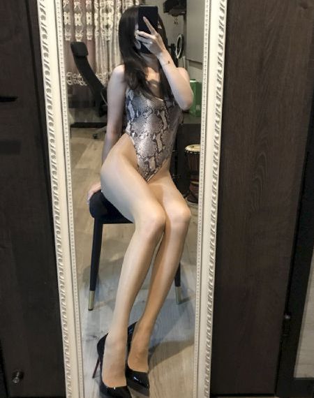 亲切的金子趴在桌子上的图片_BD免费电视剧